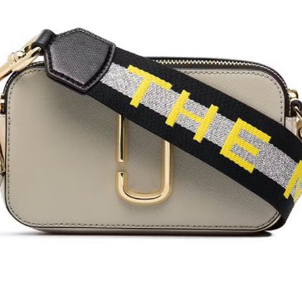 Marc Jacobs The Snapshot Camera Bag
Light Grey with black neon green strap